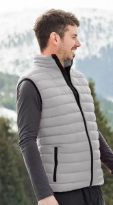 Barbat imbracat in vesta usoara si calduroasa de culoare silver gray