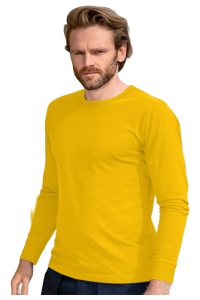 Bluza Barbat galben prezentata pe un barbat chipes