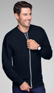 Barbat imbracat in bluza eleganta cu fermoar si buzunare de culoare albastru marin