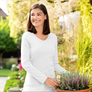 Bluza dama guler in v alba purtata de o femeie frumoasa prezinta in natrura calitatea bluzei pentru femei de culoare alba