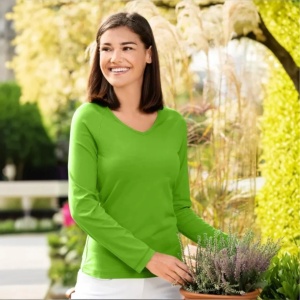 Bluza dama guler in v verde mar purtata de o femeie frumoasa prezinta in natrura calitatea bluzei pentru femei de culoare verde mar