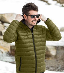 Barbat imbracat in geaca matlasata barbati de culoare avocado green