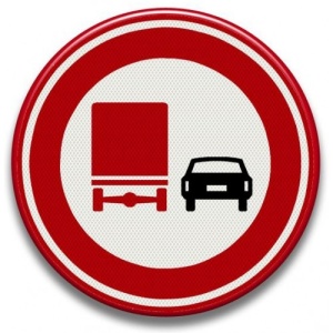 Indicator Circulatie depasirea interzisa autovehiculelor destinate transportului de marfuri, Sticker autocolant