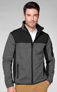 Barbat imbracat in jacheta geaca softshell barbati de culoare gri inchis