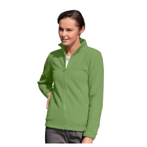 Femeie frumoasă imbrăcată in Jachetă Polar Damă de culoare verde deschis