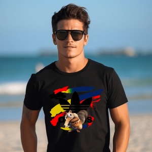 Un bărbat purtând ochelari de soare și un tricou negru cu design adidas, înfățișându-l pe Scrat din Epoca de Gheață pe un fundal de linii colorate, pozând pe plajă cu oceanul în fundal.