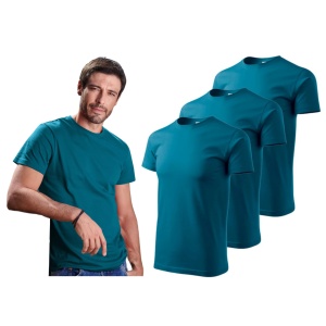 Barbat imbracat in tricou de culoare albastru petrol prezentand setul de 3 tricouri