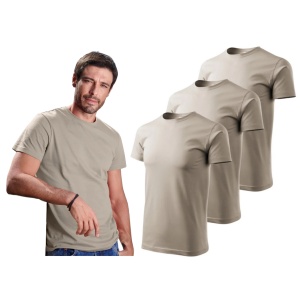 Barbat imbracat in tricou de culoare gri gheata prezentand setul de 3 tricouri