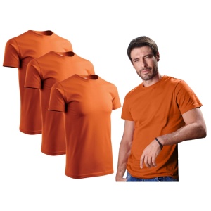 Barbat imbracat in tricou de culoare portocaliu prezentand setul de 3 tricouri