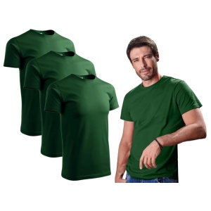 Barbat imbracat in tricou de culoare verde sticla prezentand setul de 3 tricouri