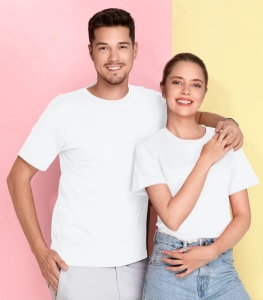 Imagine de prezentare cu femeie si barbat pentru set 5 tricouri albe bumbac 100%