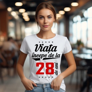 Femeie care poartă un tricou alb personalizat cu mesajul: ''Viața începe de la 28 de ani''