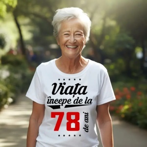 Femeie care poartă un tricou alb personalizat cu mesajul: ''Viața începe de la 78 de ani''