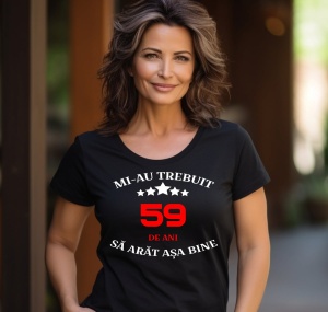 Femeie zâmbitoare purtând un tricou aniversar personalizat cu mesajul: ''Mi-au trebuit 59 de ani sa arat asa bine''