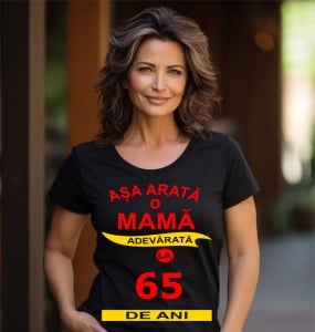 Femeie zâmbitoare purtând un tricou cu mesajul: ''Așa arată o mamă adevărată la 65 de ani''