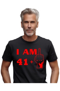 Tricou barbat personalizat cu varsta de 42 ani imbracat de un barbat atragator care prezinta tricoul primit cadou de ziua lui