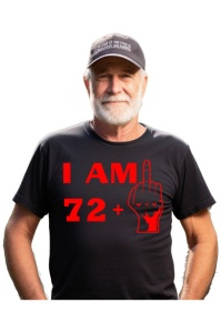 Tricou barbat personalizat cu varsta de 73 ani imbracat de un barbat atragator care prezinta tricoul primit cadou de ziua lui