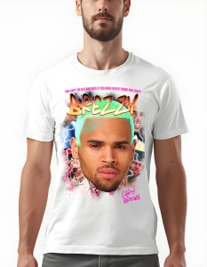 Bărbat purtând un tricou alb cu imprimeu grafic al artistului Chris Brown, cunoscut și ca Breezy, cu diverse imagini ale acestuia pe fundal și numele Breezy scris în culori vii în partea de sus.