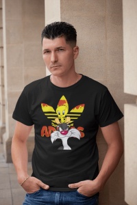 Bărbat purtând un tricou negru cu un design colorat ce include personajele Tweety și Sylvester, alături de un logo reinterpretat galben-roșu, pozând lângă un perete din piatră într-un cadru urban.