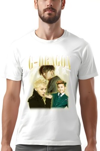 Tricou alb cu design grafic ce include imagini ale unui artist și textul 'G-DRAGON' scris deasupra.