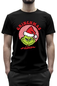 Tricou negru cu un design festiv inspirat de Grinch, având un fundal cu carouri roșii și albe și textul „Grinchmas vibes”. Grinch poartă o căciulă de Moș Crăciun și are o expresie obraznică.