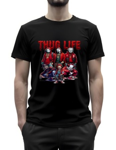 Tricou negru cu design grafic reprezentând un grup de personaje îmbrăcate într-un stil urban, cu măști de Halloween și haine roșii. Deasupra lor este textul 'Thug Life' scris într-un font roșu cu efect de picurare. Designul combină elemente de cultură urb
