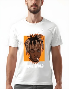 Bărbat purtând un tricou alb cu imprimeu grafic al artistului Juice WRLD, reprezentat într-un stil artistic cu un portret pe fundal portocaliu și numele Juice WRLD scris sus și jos în font alb stilizat.