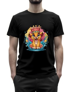 Tricou negru cu un design adorabil care prezintă un pui de leu simpatic(Simba) purtând o coroană roz cu detalii aurii. Puiul de leu este înconjurat de stropi de apă și fundal colorat, evocând o atmosferă veselă și jucăușă, sugerând regalitatea într-un mod