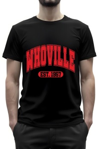 Tricou negru cu un design simplu în stil colegial, care prezintă textul 'WHOVILLE' în litere mari și roșii, deasupra textului 'Est. 1957' într-un oval roșu. Designul amintește de un tricou universitar, cu un aspect minimalist și festiv.