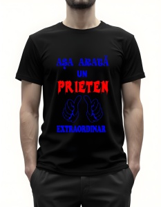 Bărbat purtând un tricou negru cu textul ‘Așa arată un prieten extraordinar’ în albastru și roșu, cu grafică de două mâini cu degetele mari ridicate.