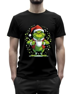 Bărbat purtând un tricou negru cu un imprimeu de Crăciun, ilustrându-l pe Grinch în costumul lui Moș Crăciun, ținând o cană albă și afișând o expresie șireată, cu un fundal de buline verzi.