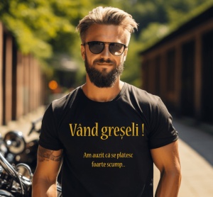 Bărbat cu barbă și ochelari de soare, purtând un tricou negru inscripționat cu textul 'Vând greșeli! Am auzit că se plătesc foarte scump...', cu un fundal de stradă urbană și motociclete.