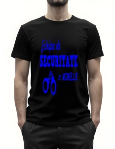 Bărbat purtând un tricou negru cu textul ‘Echipa de Securitate a Mirelui’ în albastru și o ilustrație de cătușe.
