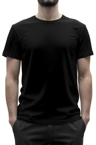 Tricou negru, purtat de o persoană văzută din față.