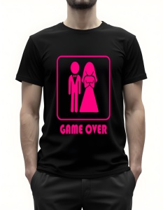 Bărbat purtând un tricou negru cu ilustrație roz a unui cuplu de miri stilizat și textul ‘Game Over’ sub imagine.