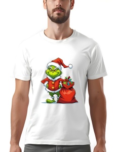 Bărbat purtând un tricou alb imprimat cu personajul Grinch, îmbrăcat în costum de Moș Crăciun, stând mândru lângă un sac roșu plin cu cadouri.