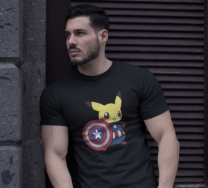 Bărbat sprijinit de un perete, purtând un tricou negru cu un design care înfățișează personajul Pikachu îmbrăcat ca Captain America, ținând un scut în culorile roșu, alb și albastru.