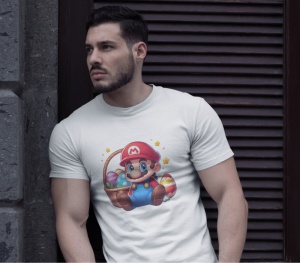 Bărbat purtând un tricou alb cu un design festiv de Paște care îl înfățișează pe Mario, personajul din jocurile video, așezat lângă un coș cu ouă colorate și stele decorative. Fundalul este un perete cu obloane din lemn într-un cadru urban.