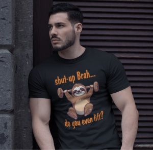 Un bărbat purtând un tricou negru cu un design amuzant ce înfățișează un leneș ridicând greutăți, cu textul 'shut-up Brah... do you even lift?', pozând într-un mediu urban.