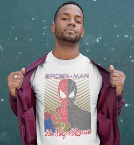 Bărbat purtând un tricou alb cu design inspirat din filmul 'Spider-Man: No Way Home' și o jachetă vișinie descheiată, pe un fundal verde cu textură.