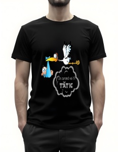 Bărbat purtând un tricou negru cu ilustrație colorată a unei berze care ține un bebeluș într-un săculeț și textul ‘În curând voi fi tătic’ într-un nor gri.