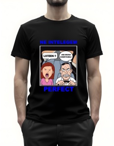 Bărbat purtând un tricou negru cu o caricatură colorată a unui bărbat și a unei femei într-o mașină, femeia strigând ‘Listen!!’, iar bărbatul gândind ‘She knows everything!’. Textul deasupra și dedesubt este ‘Ne înțelegem perfect’ în albastru.