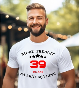 Un bărbat purtând un tricou alb cu mesajul: „Mi-au trebuit 39 de ani să arăt așa bine”
