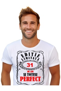 Un bărbat purtând un tricou alb cu mesajul: „Ediție limitată, 31 de ani și totuși perfect”. Bărbatul afișează o atitudine veselă și pozitivă.