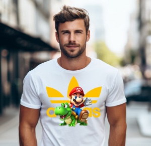 Un bărbat purtând un tricou alb cu un logo galben Adidas și un design cu un personaj animat (Mario) călărind un dinozaur verde, pozând pe o stradă urbană.