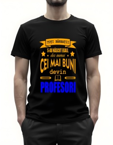Bărbat purtând un tricou negru care conține un mesaj puternic și inspirator, dedicat profesorilor. Textul „TOȚI BĂRBAȚII S-AU NĂSCUT EGALI, DAR NUMAI CEI MAI BUNI DEVIN PROFESORI” subliniază importanța educației și a rolului esențial pe care profesorii îl