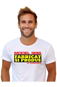 Tricou Barbat Personalizat cu anul nasterii 1996 imbracat de un barbat care a primit cadou tricoul personalizat