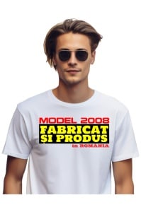 Tricou Barbat Personalizat cu anul nasterii 2008 imbracat de un barbat care a primit cadou tricoul personalizat 2008 imbracat de un barbat care a primit cadou tricoul personalizat