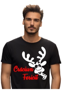 Bărbat purtând un tricou negru cu un design de Crăciun ce înfățișează un ren stilizat alb și textul ‘Crăciun Fericit’ scris cu roșu.