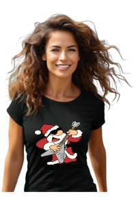 Femeie zâmbitoare purtând un tricou negru cu un design ce ilustrează un Moș Crăciun rockstar cântând la o chitară electrică, purtând ochelari de soare și costumul tradițional roșu.